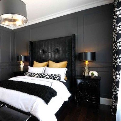 Kamardengan dinding hitam terlihat elegan dengan kombinasi putih di langit-langit dan sprei