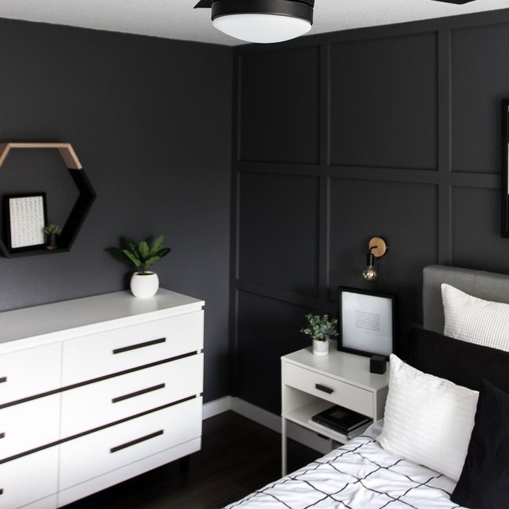 Dinding kamar dengan hitam matte dan furnitur putih