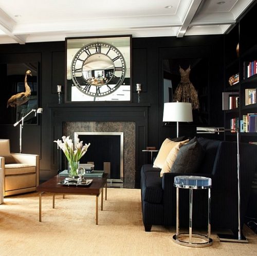 Ruangan elegan berdinding rwarna hitam dengan plafon dan lantai terang