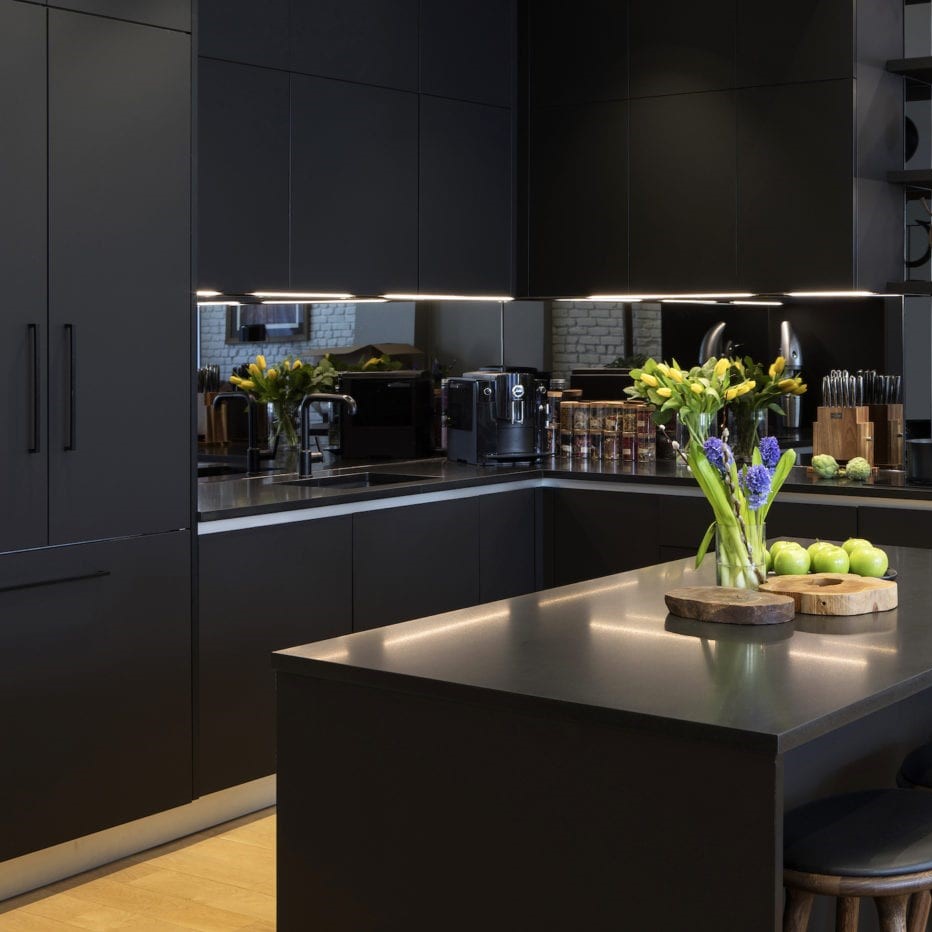 Nuansa dapur berwarna hitam